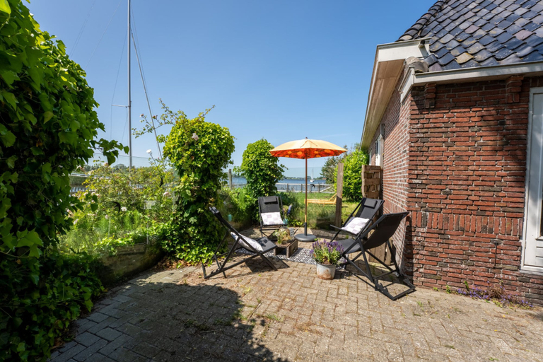 Room 3, Het Voorhuis Akkrum Vakantiehuis Voor 8 aan het Water met Eigen Steiger, Boarnsterhim