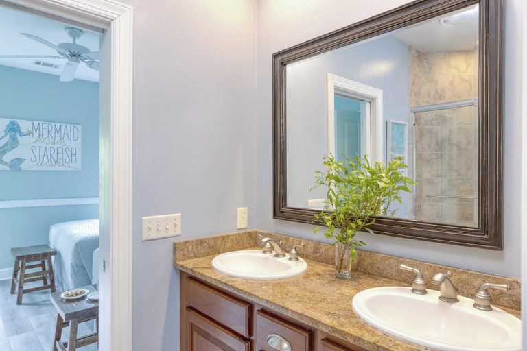 Bathroom 4, Crabline Getaway by Avantstay Private Pool + Hot Tub Easy Beach Access, Beaufort