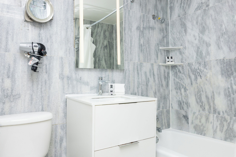 Bathroom 4, Sherry Frontenac Oceanfront Hotel, Miami-Dade