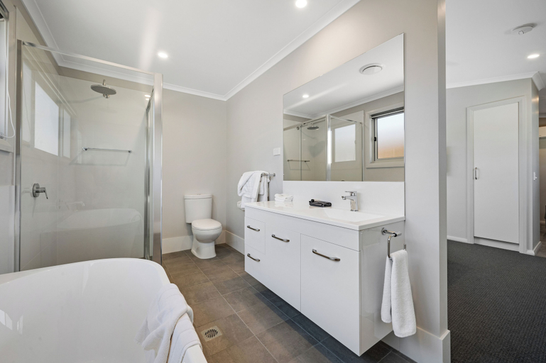 Bathroom 4, Thunderbird Motel, Yass Valley