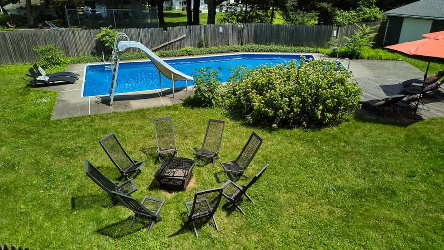Room 5, HV Spacious Retreat Sleeps 13 w Hot Tub, Dutchess