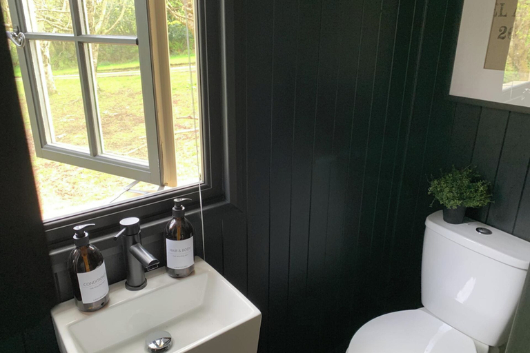 Others 3, Shepherd's Hut - Sleeps 2 - Pet Friendly - Parking, Cornwall