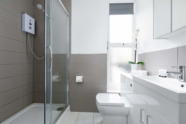 Bathroom 3, The Lanes Comfy Condo Walk to Beach King Bed, Brighton and Hove