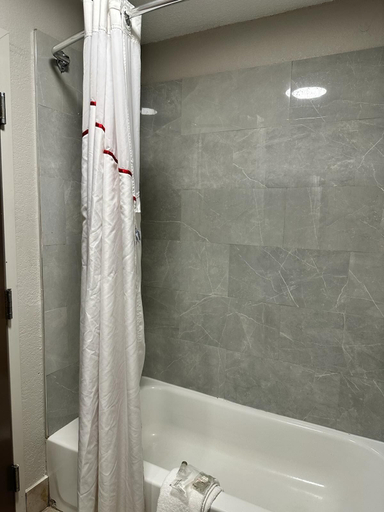 Bathroom 4, Red Roof Inn Charleston - Dunbar, Kanawha