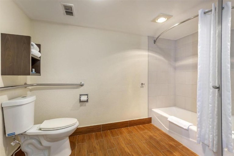 Bathroom 4, Best Western Salisbury Plaza, Wicomico