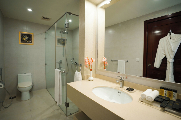 Bathroom 3, Nine Tree Luxury Hotel & Suites, Lahore