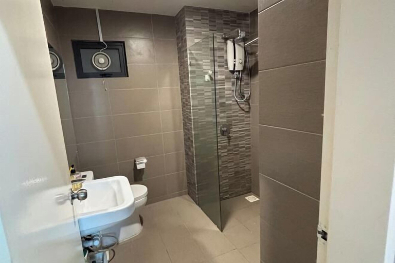 Bathroom 5, Cozy Condo Walking Distance to Stadium Bukit Jalil, Kuala Lumpur
