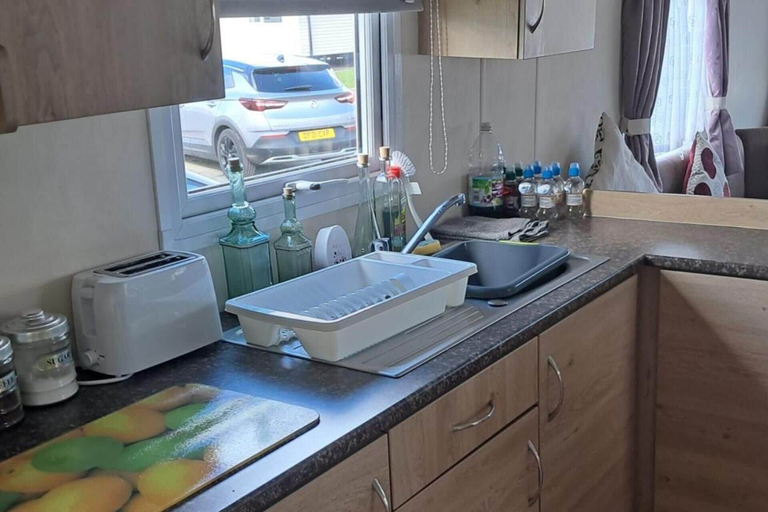 Private kitchen 3, 3 Bed Caravan - Sleeps 8 - Pets - Parking - Wifi, Denbighshire