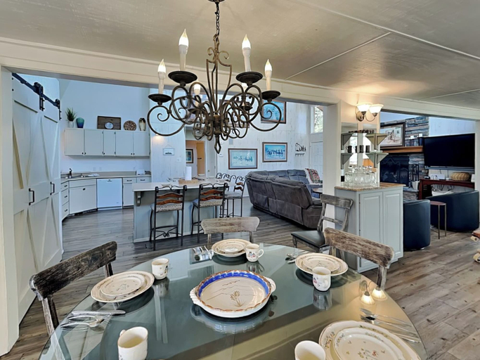 Food & Drinks 5, Enchanted Forest by Ruidoso Vacation Rentals, Lincoln