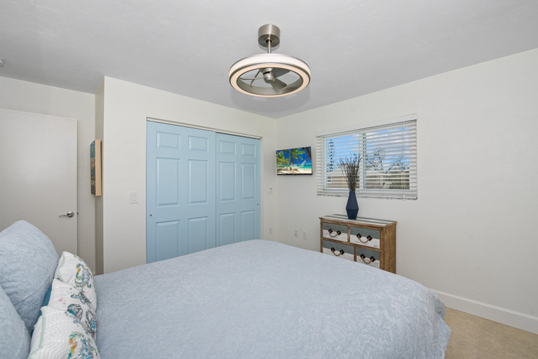 Bedroom 3, Endless Tides 1, Lee
