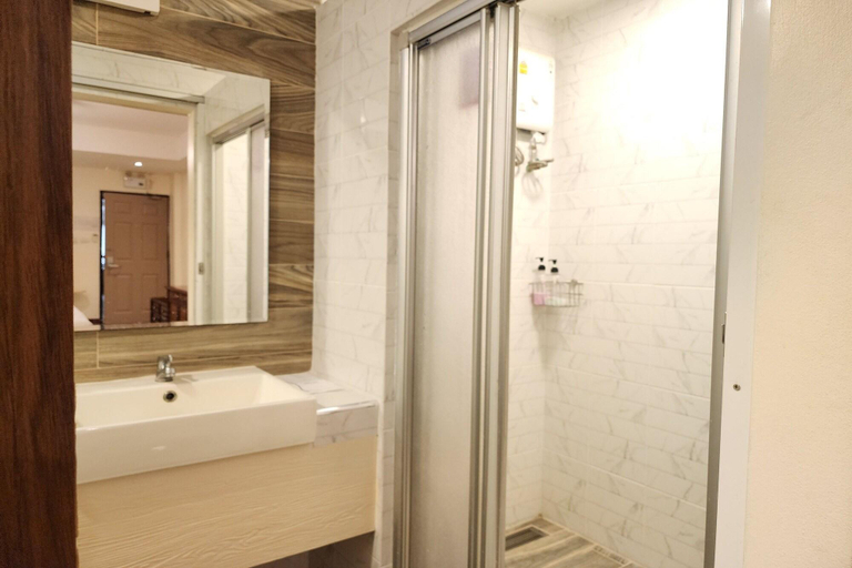 Bathroom 4, Kim Hotel At Bangplong, Muang Samut Prakan