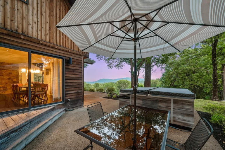 Room 5, Catskill Estate w Epic Views hot tub, Ulster