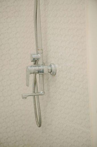 Bathroom 4, Andy' Inn, Kati