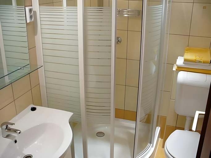 Bathroom 2, Feher Lo Fogado, Csepreg