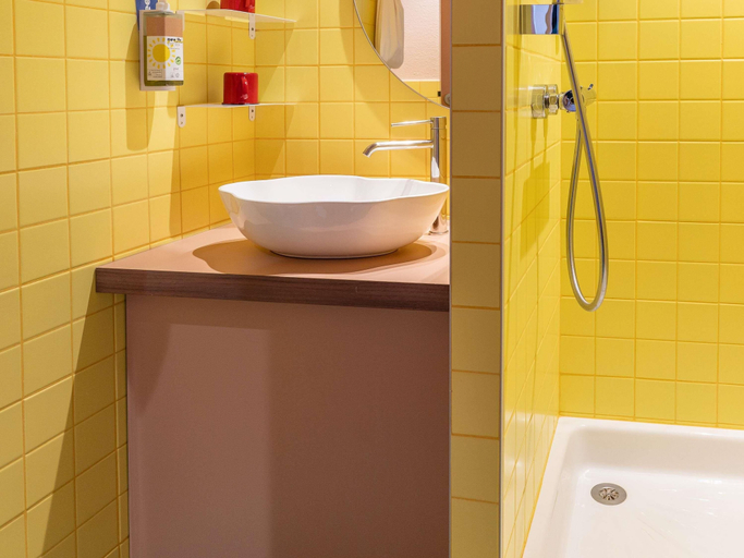 Bathroom 4, ibis Styles Pont du Gard Route d'Avignon, Gard