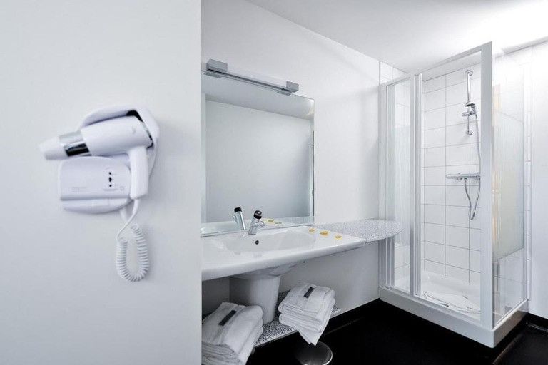 Bathroom 5, Hôtel le saint pierre, Calvados