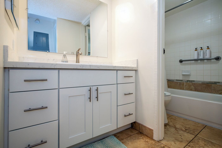 Bathroom 4, Sealodge E7, Kauai