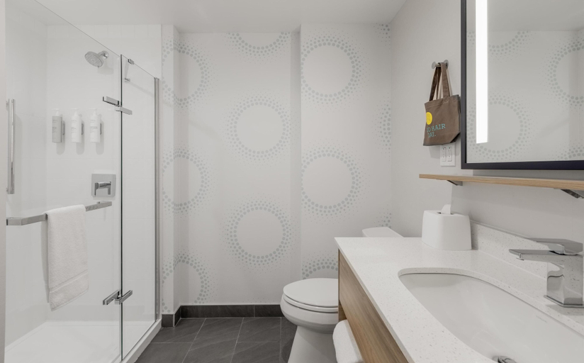 Bathroom 4, Tru by Hilton Montreal centre-ville, Montréal