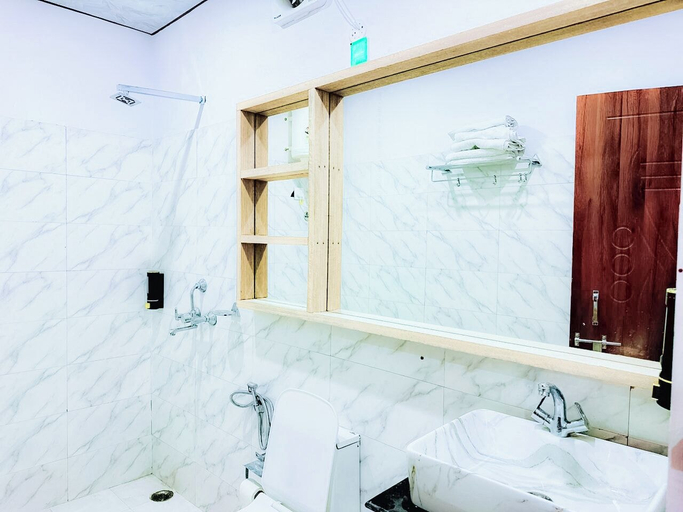 Bathroom 3, Divyam Resort, Uttarkashi