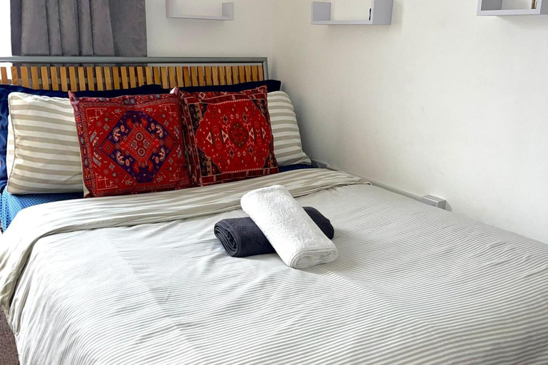 Room, Apartment - Sleeps 2 - Parking - Station Close, London