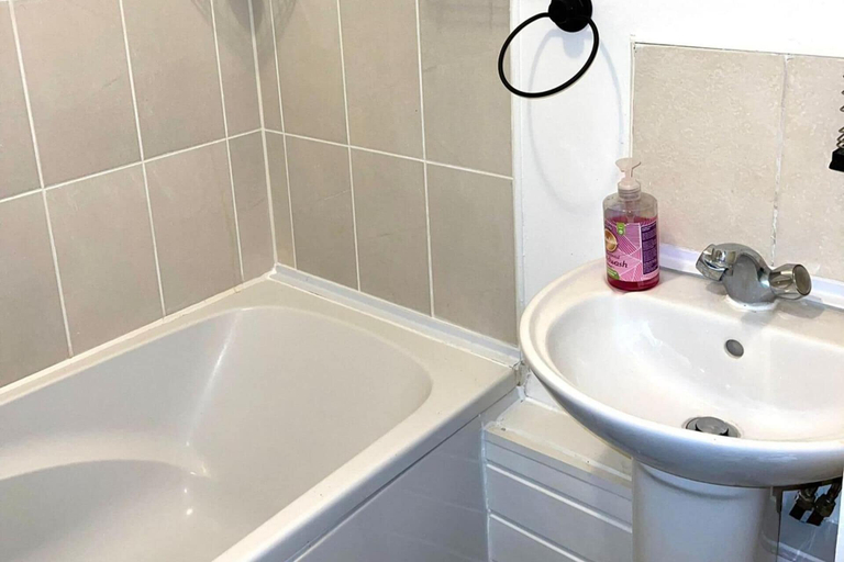Bathroom 5, Apartment - Sleeps 2 - Parking - Station Close, London