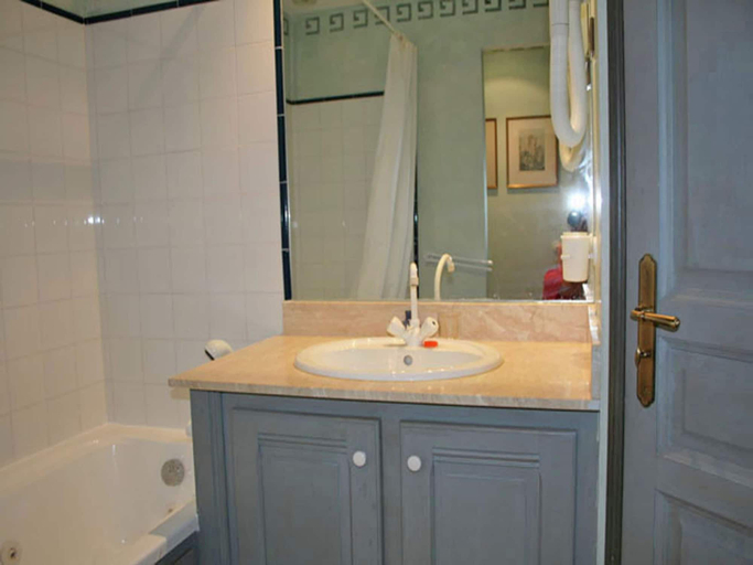 Bathroom 4, A Beautiful 2 Persons Studio in a Chateau With Swimming Pool, Drôme