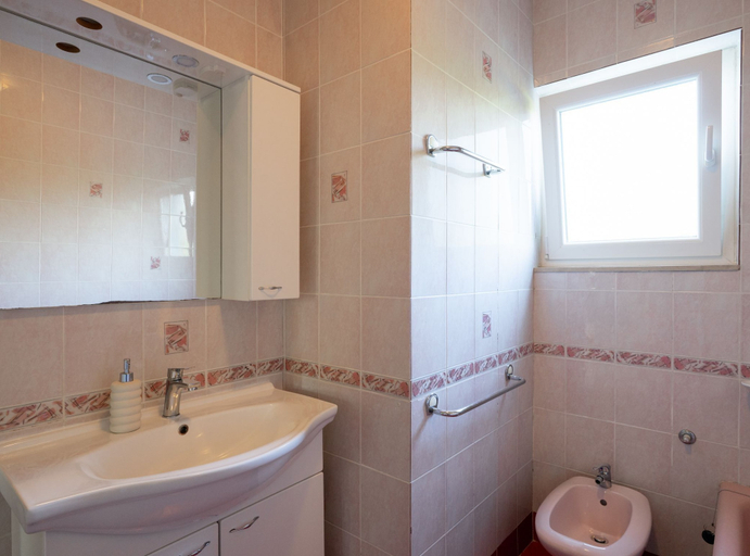 Bathroom 3, House Rose With Garden and Pool, Ražanac