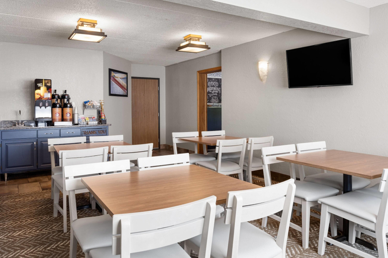 Food & Drinks 5, AmericInn by Wyndham Alexandria, Douglas