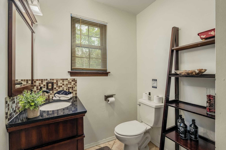 Bathroom 4, Sky View Chalet by Avantstay Stunning Interior, Spacious Deck, Hot Tub, & View, Carbon