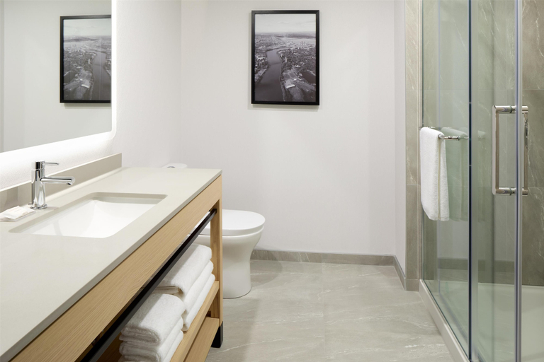 Bathroom 5, Hyatt Place Montreal Airport, Montréal