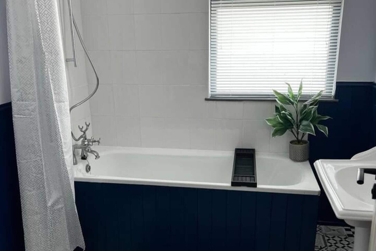 Bathroom 4, Immaculate sea View 4-bed House in Portstewart, Causeway Coast and Glens
