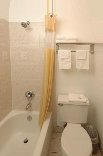 Bathroom 2, Nordic Inn and Suites, Multnomah