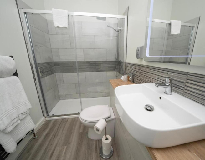 Bathroom 4, The Angel Hotel, Warwickshire
