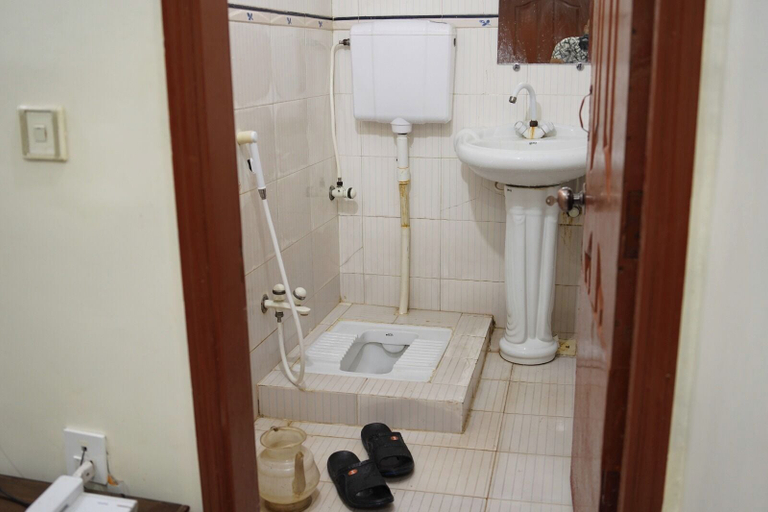 Bathroom 5, Al Amarat Hotel Tariq Road, Karachi