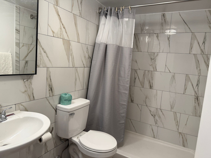 Bathroom 4, Clayton House Motel, Winnebago