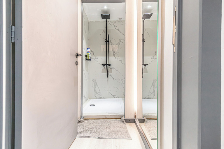 Shared bathroom 3, Comfy 5BR Apartment in Heart of Ghent, Oost-Vlaanderen