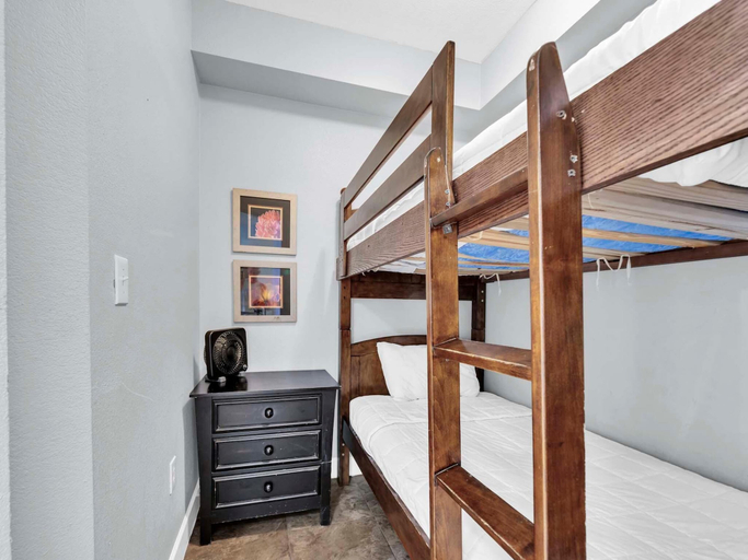 Bedroom 1, Tidewater 716, Bay