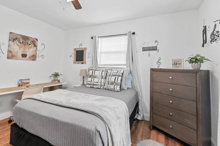 Room 3, Cozy Spacious Allergy Friendly Retreat - 4BR, Tarrant