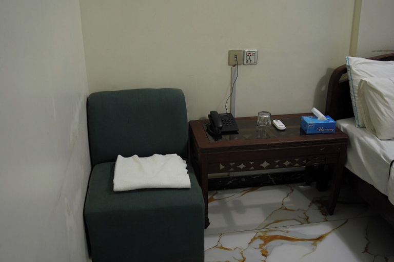 Bedroom 4, Al Amarat Hotel Tariq Road, Karachi