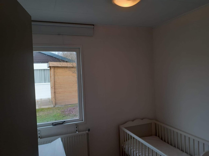 Room 5, Comfortable Holiday Bungalow for 4 People, Zijpe