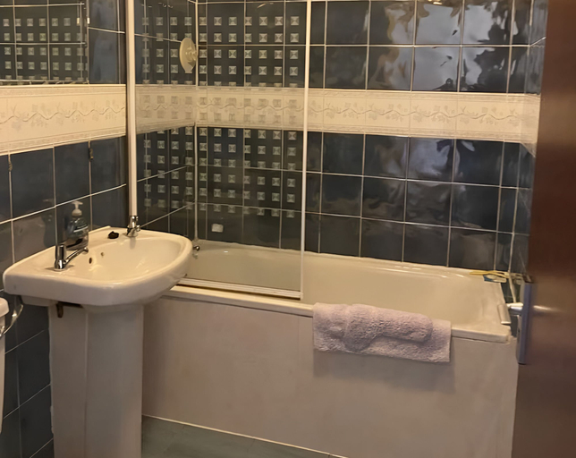 Bathroom 4, OYO Baytree Lodge, Gwynedd