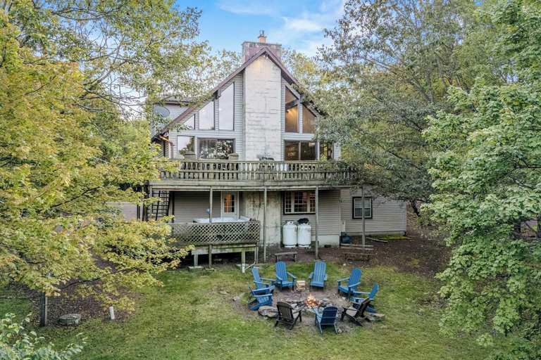 Exterior & Views 2, Sky View Chalet by Avantstay Stunning Interior, Spacious Deck, Hot Tub, & View, Carbon