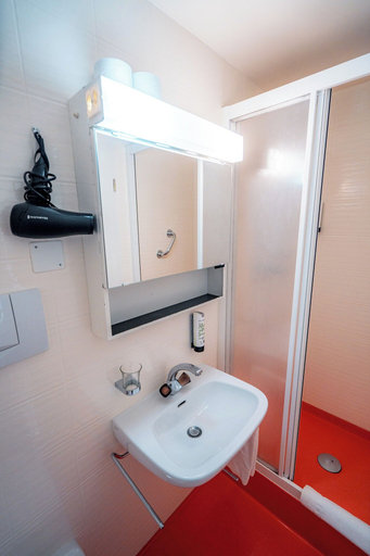 Bathroom 3, Hotel Haus Schönstatt -Self-Check-In, Brig