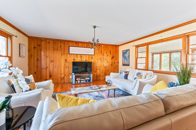 Room 3, HV Spacious Retreat Sleeps 13 w Hot Tub, Dutchess