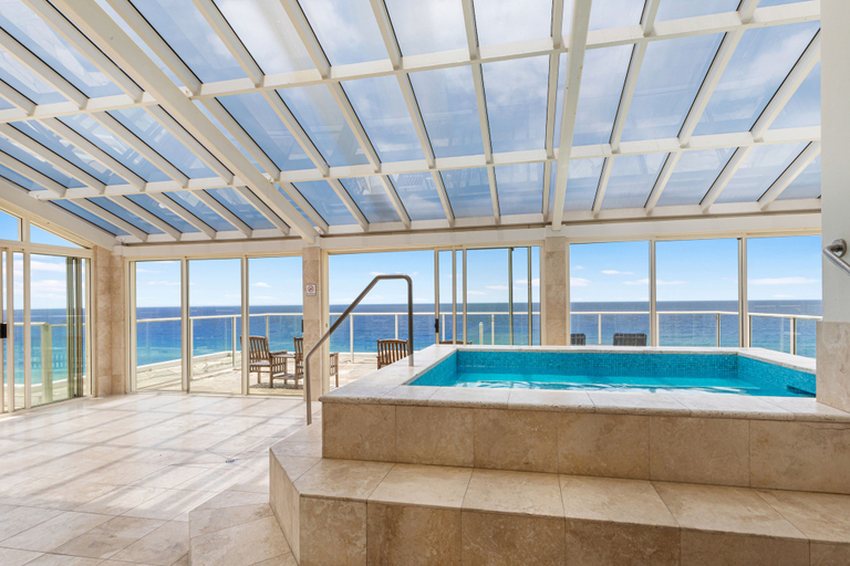 Indoor spa tub, Viscount on the Beach, Gold Coast