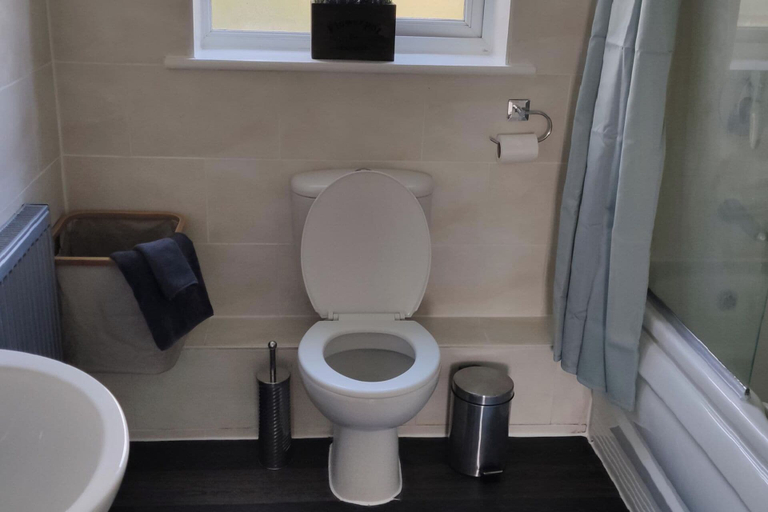 Bathroom 3, Apartment - Sleeps 4 - Parking - Station Close, London
