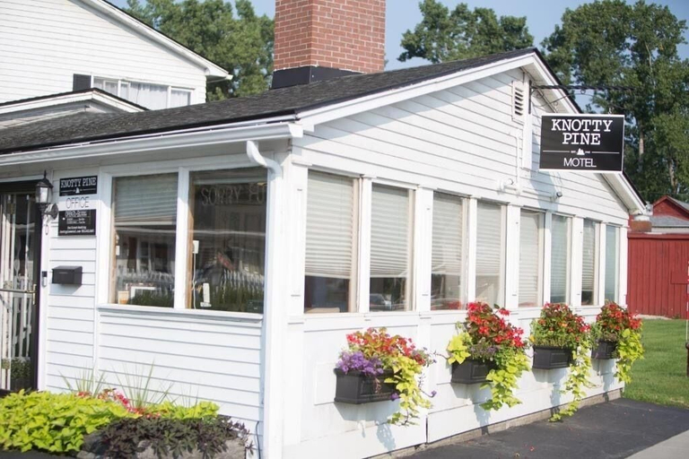 Exterior & Views, Knotty Pine, Bennington