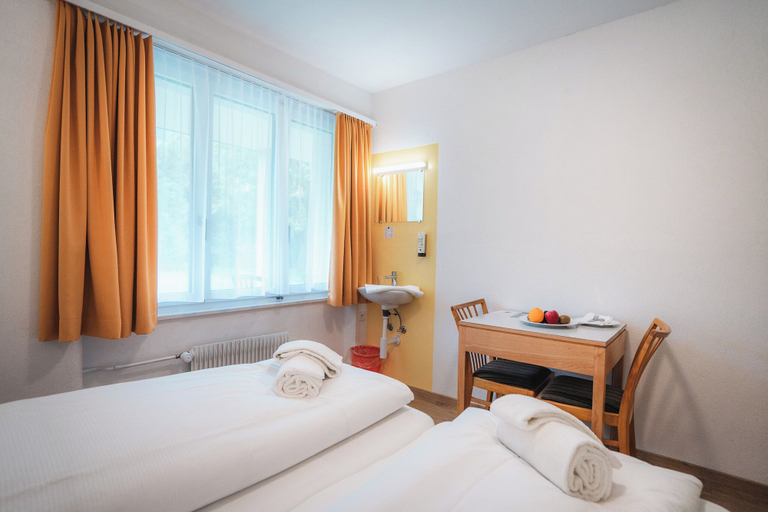 Bedroom 2, B&B Haus Schönstatt - Self-Check-In, Brig