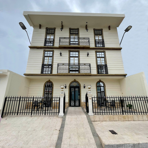 Exterior & Views