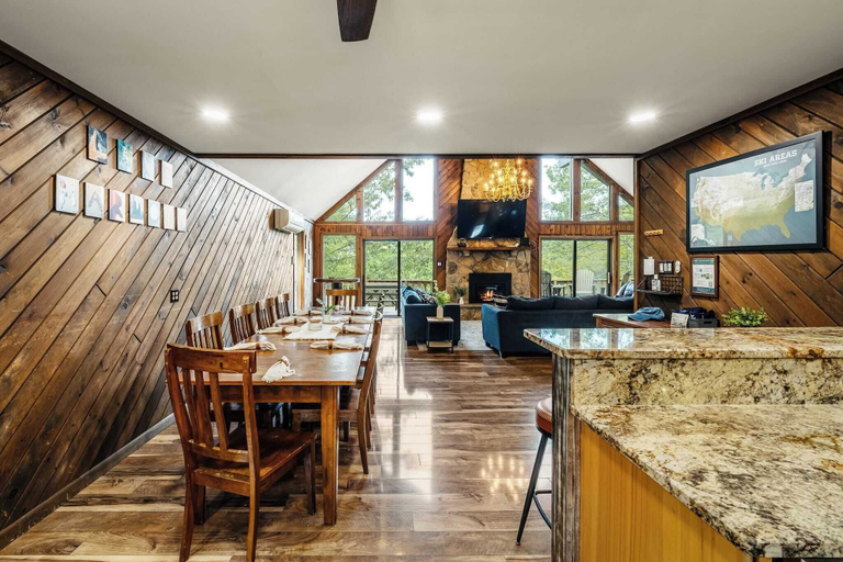 Food & Drinks 5, Sky View Chalet by Avantstay Stunning Interior, Spacious Deck, Hot Tub, & View, Carbon